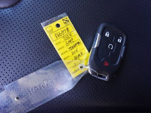 Used 2024 GMC Terrain SLE w/ Driver Convenience Package image 30