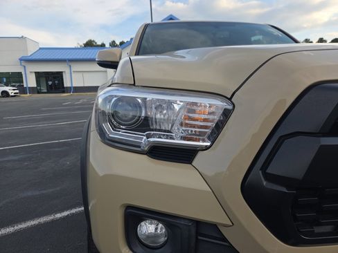 Used 2017 Toyota Tacoma TRD Off-Road w/ Premium & Technology Package image 28