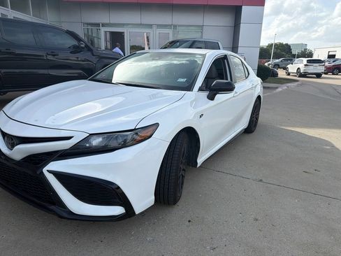 Used 2024 Toyota Camry SE w/ Convenience Package FWD image 1