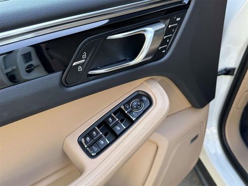 Used 2025 Porsche Macan image 17