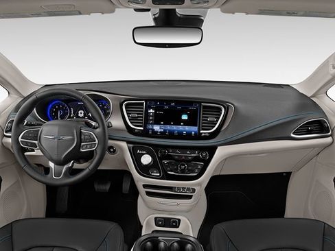 Used 2024 Chrysler Pacifica Touring-L image 3