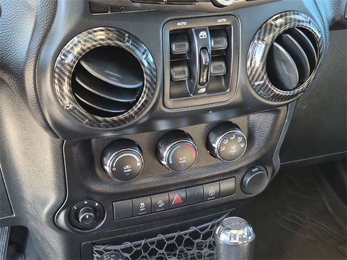 Used 2018 Jeep Wrangler Unlimited Sahara image 23