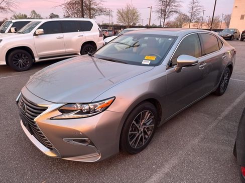 Used 2016 Lexus ES 350 350 w/ Luxury Package w/Wood Trim image 4