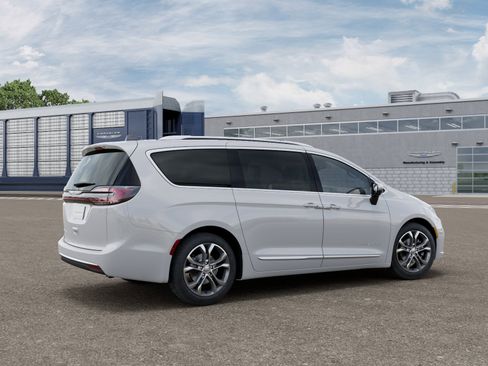 New 2026 Chrysler Pacifica Pinnacle image 2