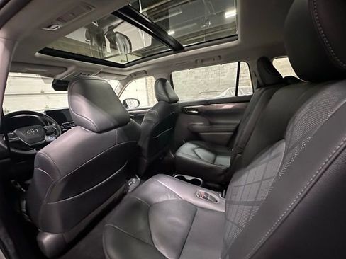 Used 2021 Toyota Highlander Platinum image 16