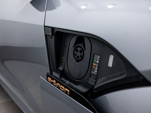 Used 2023 Audi e-tron S Premium Plus image 21