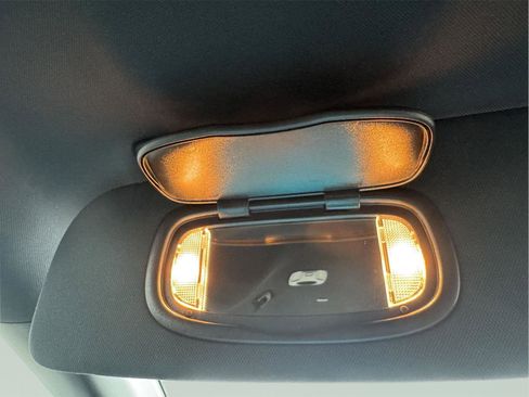 Used 2025 Chrysler Pacifica Select image 33