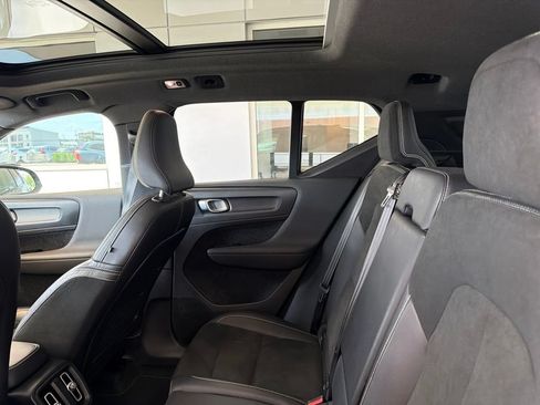 Used 2021 Volvo XC40 T4 R-Design w/ Climate Package FWD image 3