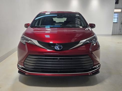 Used 2024 Toyota Sienna Platinum FWD image 2
