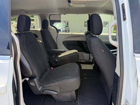 Used 2018 Chrysler Pacifica Touring Plus image 16