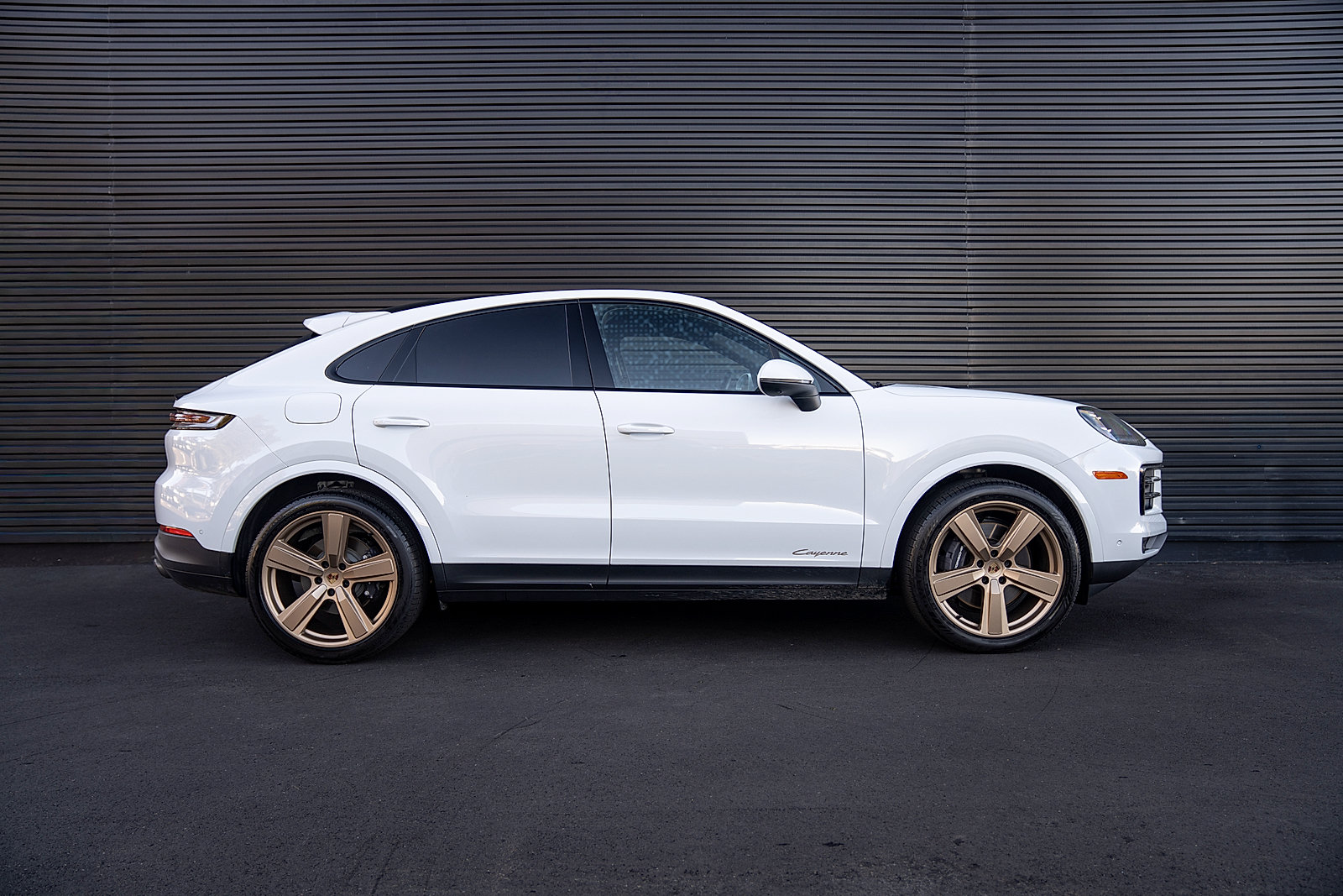 Used 2025 Porsche Cayenne Coupe AWD/4WD image 28