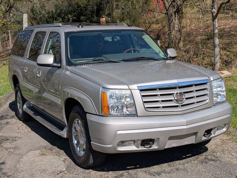 Used 2004 Cadillac Escalade ESV AWD image 4
