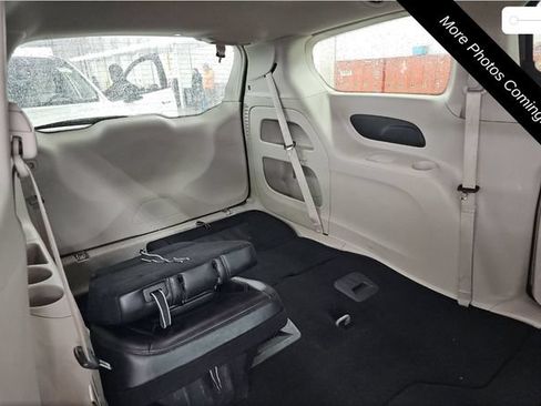 Used 2023 Chrysler Pacifica Touring-L FWD image 3