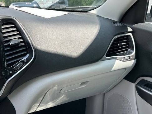 Used 2019 Jeep Cherokee Limited w/ Luxury Group AWD/4WD image 3