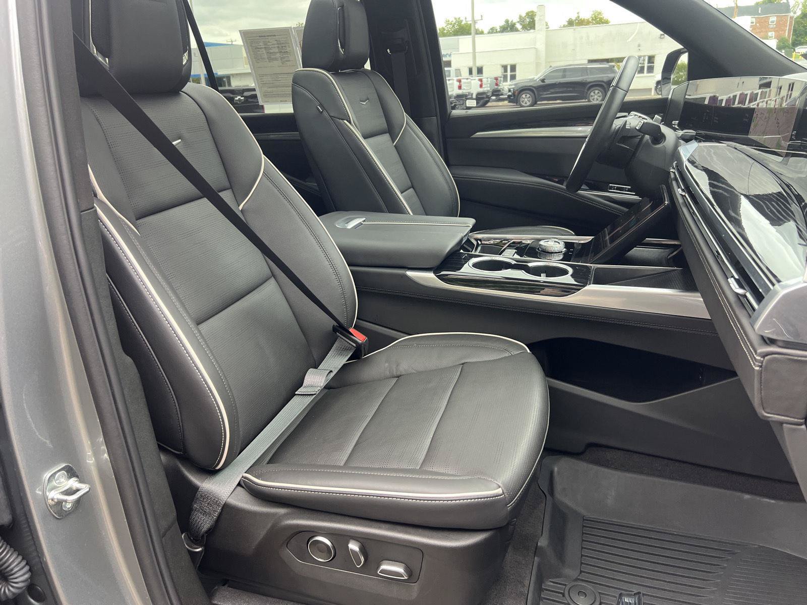Used 2025 Cadillac Escalade ESV Sport w/ Touring Package AWD/4WD image 18