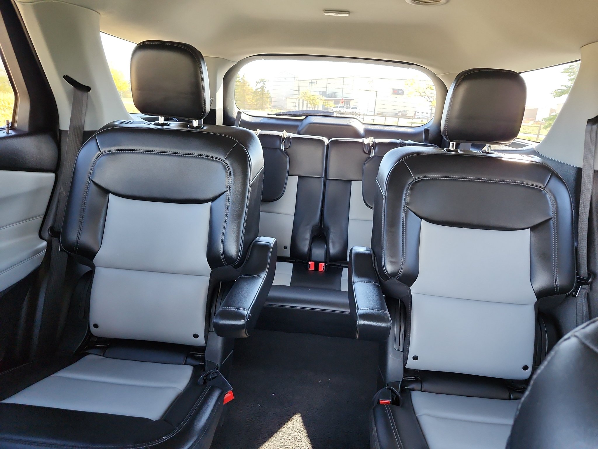 Used 2023 Ford Explorer XLT w/ XLT Sport Appearance Package AWD/4WD image 16