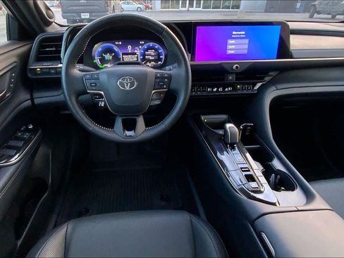 Used 2024 Toyota Crown Limited image 5