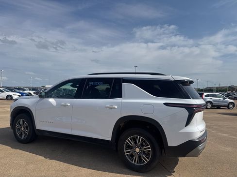 Used 2025 Chevrolet Traverse LT image 14