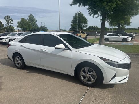 Used 2021 Hyundai Elantra SE FWD image 5