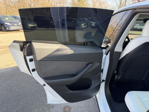 Used 2022 Tesla Model Y Long Range image 15