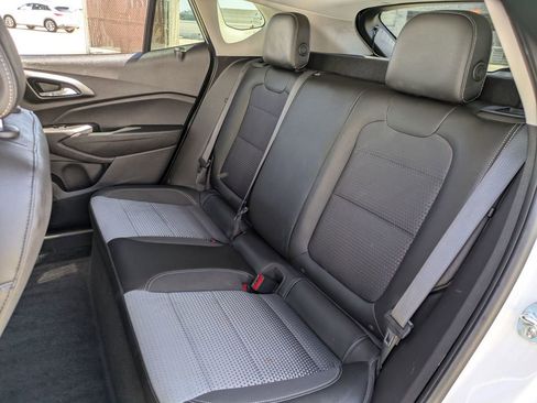 Used 2025 Chevrolet Trax LT w/ LT Convenience Package FWD image 24