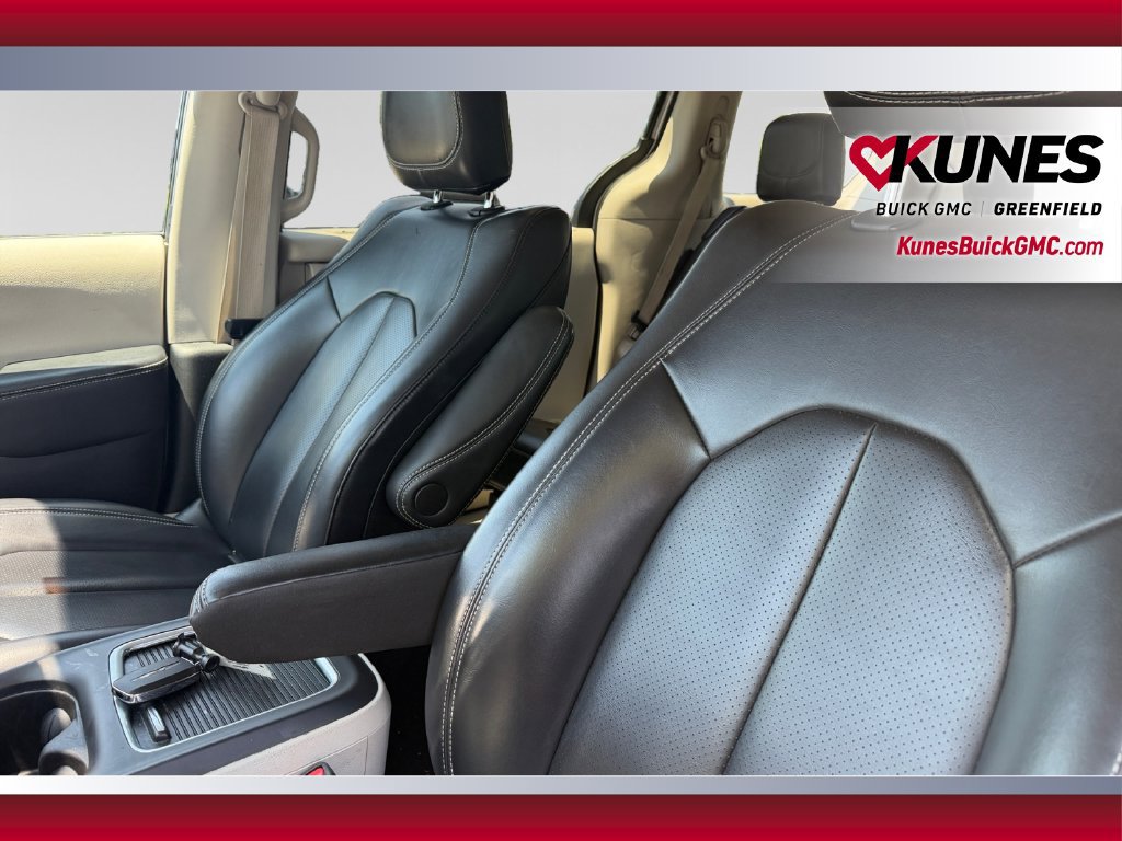Used 2023 Chrysler Pacifica Touring-L FWD image 23