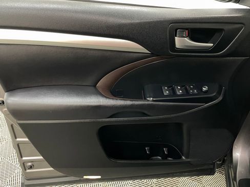 Used 2017 Toyota Highlander XLE AWD/4WD image 27