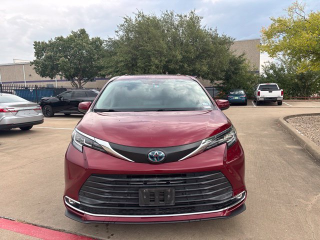 Used 2021 Toyota Sienna XLE FWD image 2