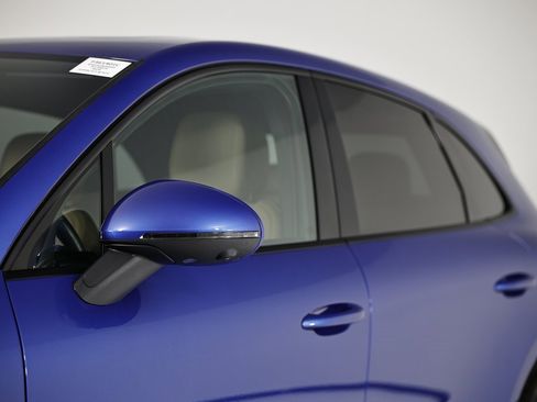 Certified 2021 Porsche Macan image 12