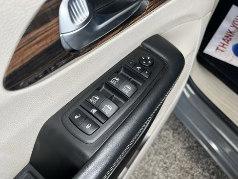 Used 2023 Chrysler Pacifica Limited image 17