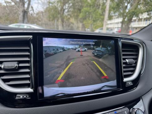 Used 2025 Chrysler Pacifica Select image 24