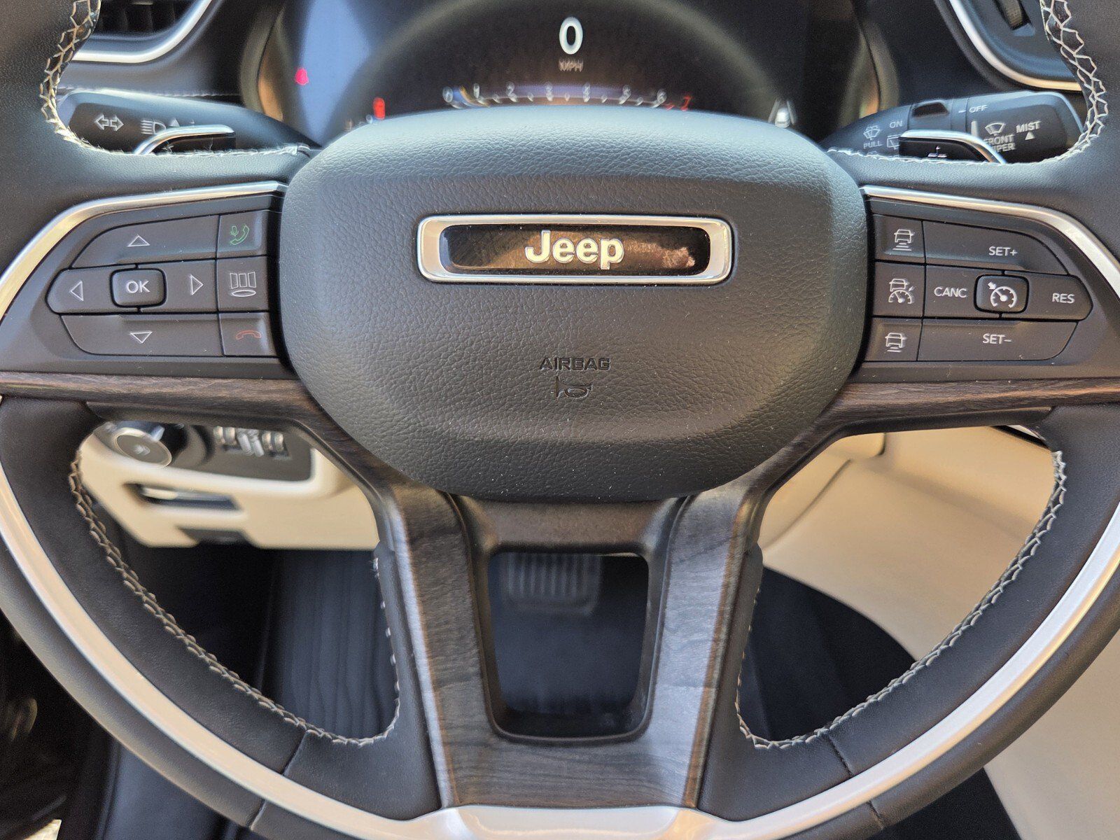 Used 2023 Jeep Grand Cherokee L Limited RWD image 32