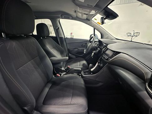 Used 2020 Chevrolet Trax LT FWD image 25