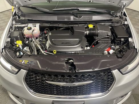 Used 2024 Chrysler Pacifica Touring-L image 24