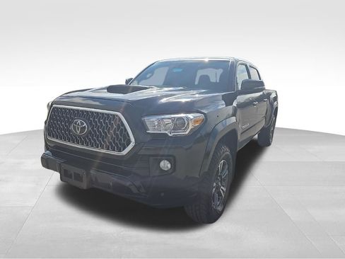Used 2019 Toyota Tacoma TRD Sport image 2