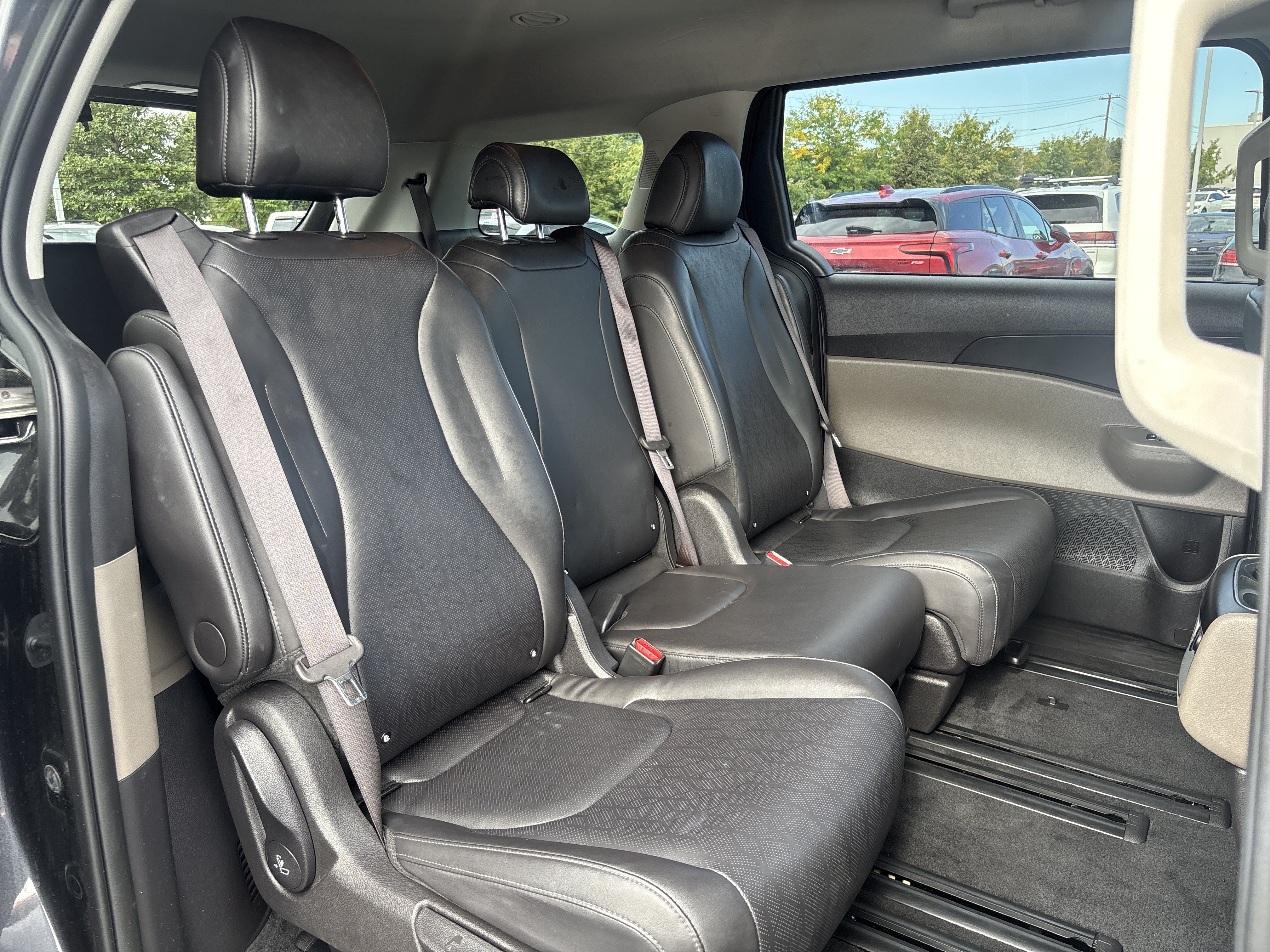 Used 2025 Kia Carnival FWD image 27