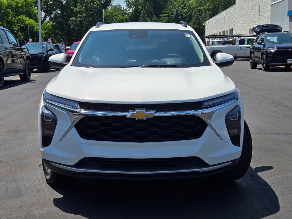 Certified 2025 Chevrolet Trax LT FWD image 3