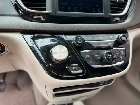 Used 2020 Chrysler Pacifica Touring-L FWD image 32