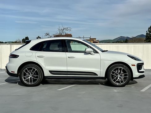 Certified 2024 Porsche Macan image 9