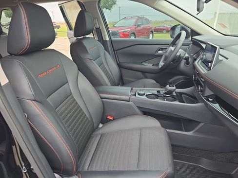 Used 2025 Nissan Rogue SV image 10