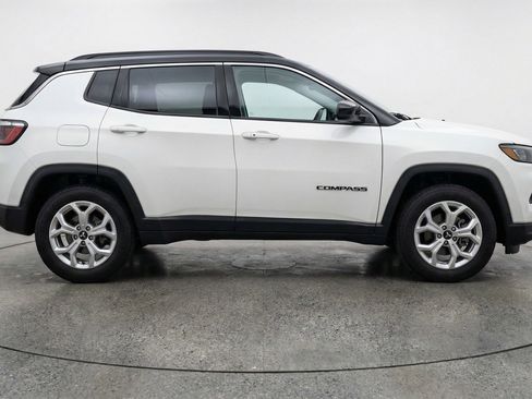 Used 2025 Jeep Compass Latitude AWD/4WD image 11