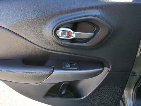 Used 2019 Jeep Cherokee Limited image 20