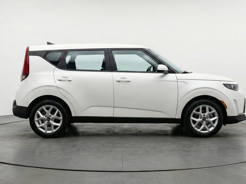 Used 2025 Kia Soul LX w/ LX Technology Package FWD image 11