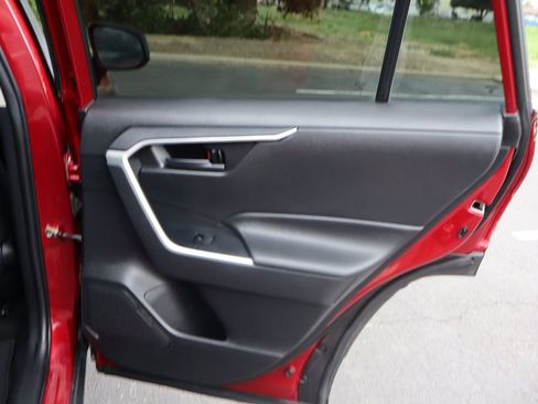 Used 2021 Toyota RAV4 LE w/ Carpet Mat Package (TMS) AWD/4WD image 25