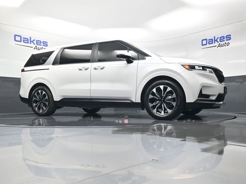 Used 2024 Kia Carnival EX image 40