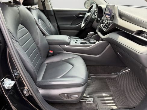 Used 2023 Toyota Highlander XLE image 12
