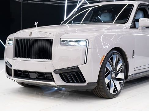 Used 2025 Rolls-Royce Cullinan AWD/4WD image 4