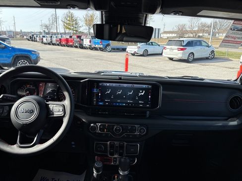 Used 2024 Jeep Wrangler Unlimited Rubicon image 2