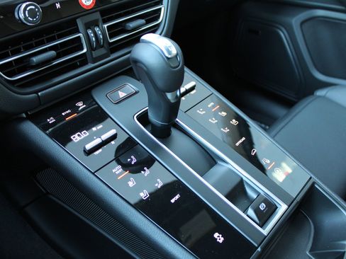 New 2026 Porsche Macan image 20