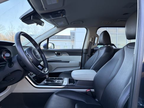 Used 2023 Kia Carnival LX image 12